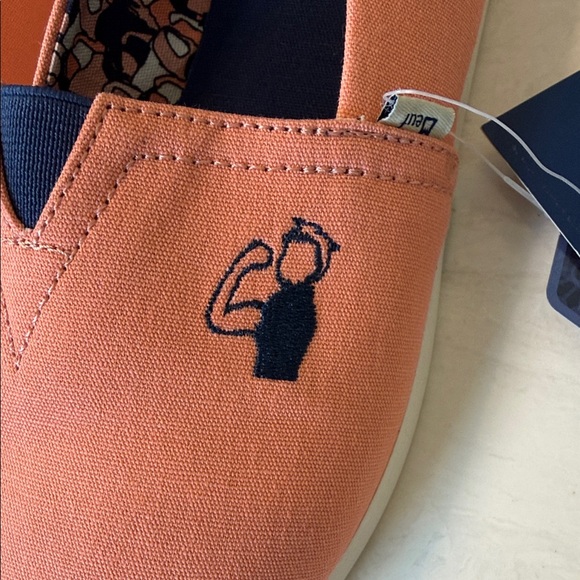 NWT Meuf x Toms Salmon Rose Classic Canvas Slip On Shoes - Picture 4 of 9